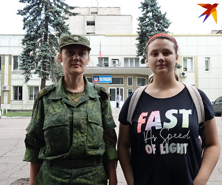 Медсестра Катя воюющая с 2015 года и ее дочь Англелина, узнали о паспортах, когда "бегали в Петербурге по музеям". Фото: Дмитрий СТЕШИН