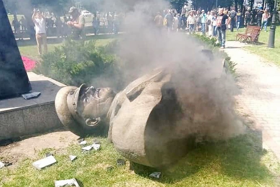 В Харькове националисты снесли бюст маршала Жукова. Фото: facebook.com/kattyfun1