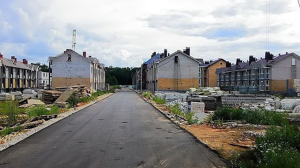 В микрорайоне Новое Сергеево должны были построить элитные таунхаусы, но вместо них там стоят недостроенные и уже прогнивающие дома. Фото: Влад Князев