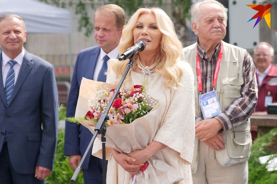 Таисия Повалий во время закладки памятной плиты на Площади Звезд у Амфитеатра Фото: Микита НЕДАВЕРКОВ