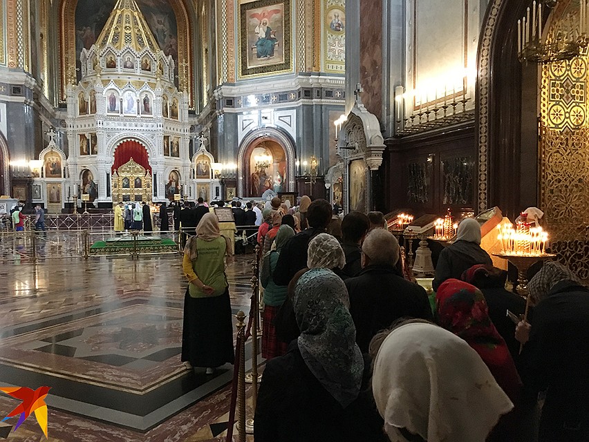 В храме очередь формируется по два человека и петляет по помещениям к главному иконостасу Фото: Павел КЛОКОВ