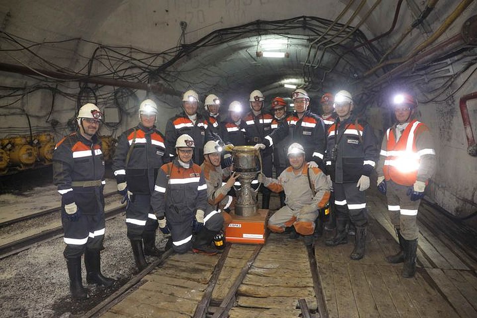 Кубок Гагарина побывал на глубине 400 метров! ФОТО: Денис Рассохин.
