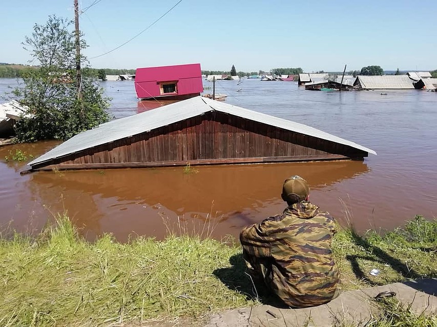 На помощь пострадавшим, для ликвидации последствий наводнения в регионе брошено около 4 тысяч человек. Фото: Павел ЦИКОЛИН