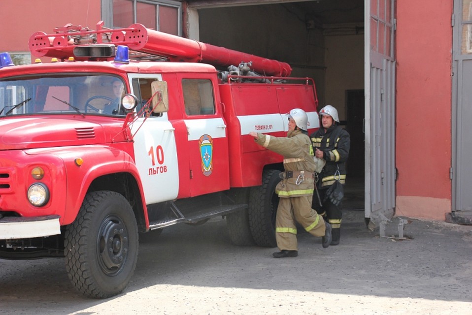 На место ЧП оперативно приехали пожарные, скорая помощь, службы жизнеобеспечения Фото: ГУ МЧС России по Курской области.