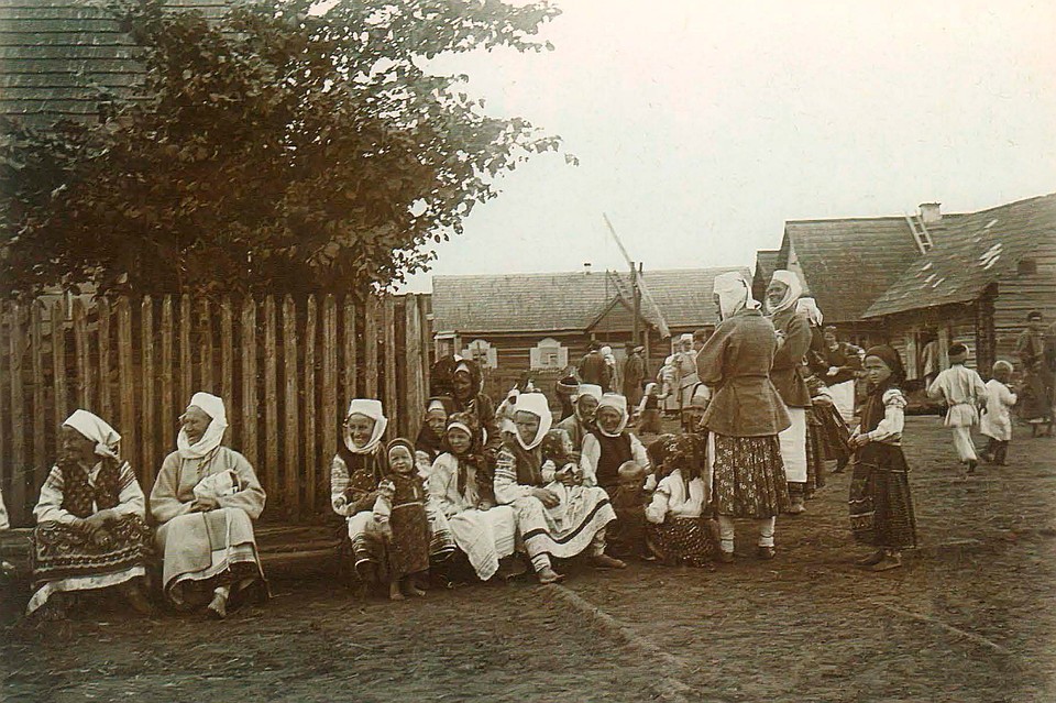 А так праздничный день выглядел в начале ХХ века на фото Исаака Сербова (деревня Дражин Бобруйского уезда).