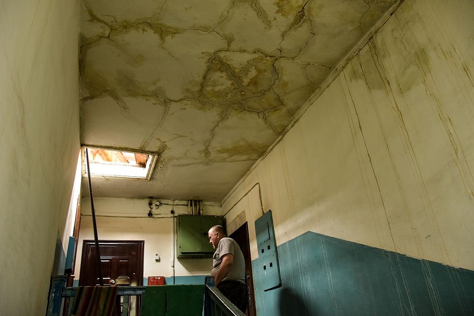 Потолок в подъезде мокрый с двух сторон. Фото: Алена МАРТЫНОВА