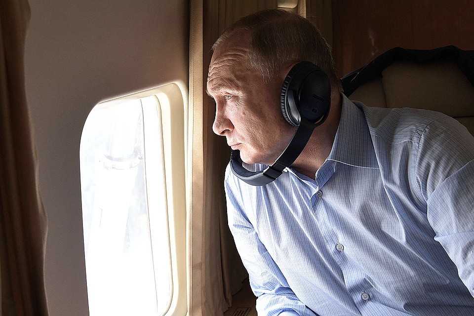 Президент РФ Владимир Путин во время облета пострадавших районов Иркутской области от наводнения. Фото Владимир Агафонов/пресс-служба президента РФ/ТАСС