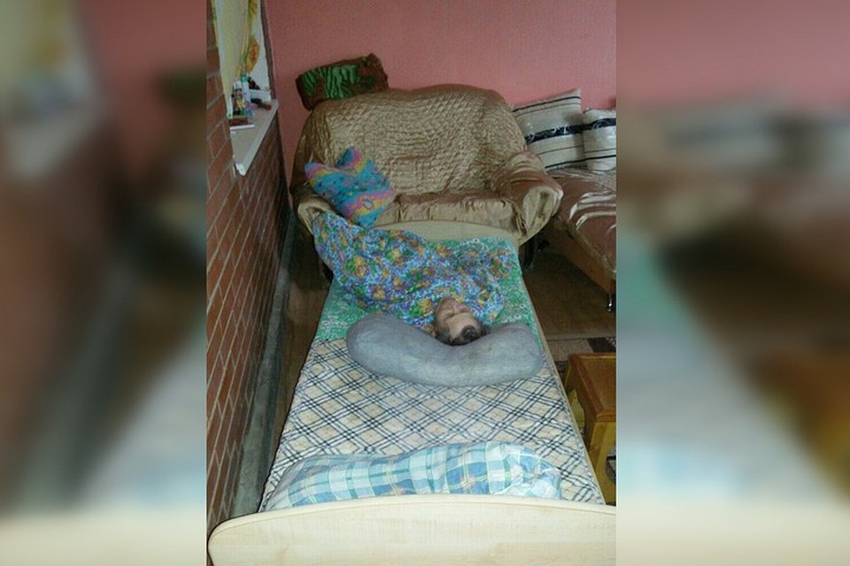 Постояльцы нелегального приюта все время лежали в кроватях, поэтому соседи не догадывались о том, что происходит за стенами дома. Фото: пресс-служба Минсоцразвития.