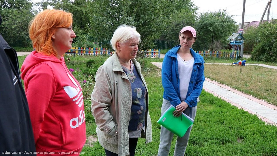 Зинаида Мальцева (в центре) взялась за расчистку в одиночку. Соседи поначалу лишь крутили пальцем у виска. Потом взялись помогать.