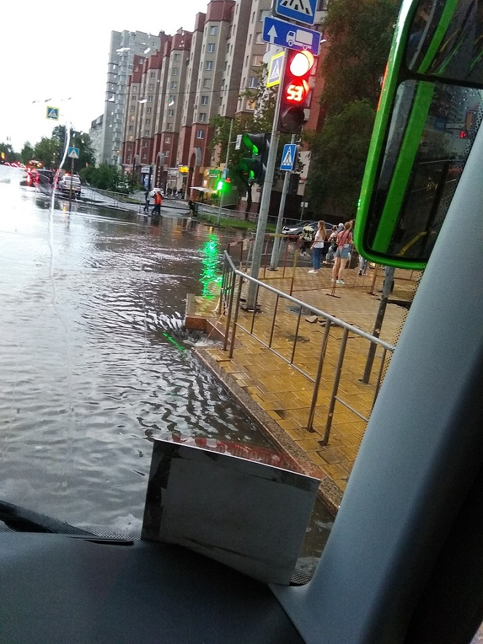 Затоплены улицы города. 50 лет Октября в Тюмени. Фото из соцсети ВКонтакте