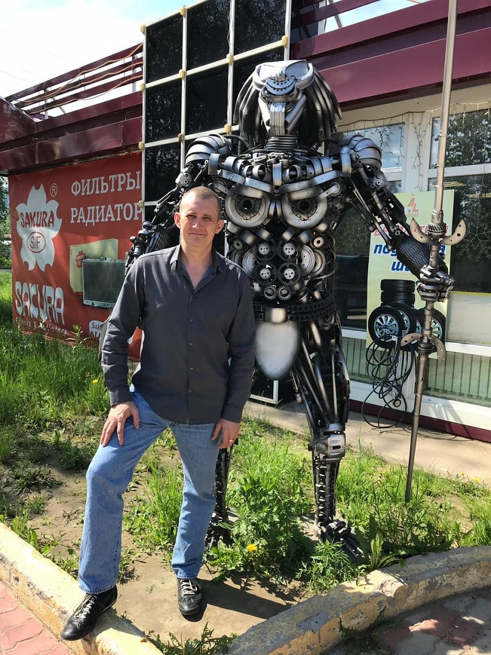 По росту Хищник превзошел своего создателя.
