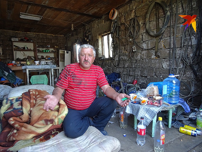 Сергей Антоныч Сяурис живет в гараже Фото: Алексей ОВЧИННИКОВ