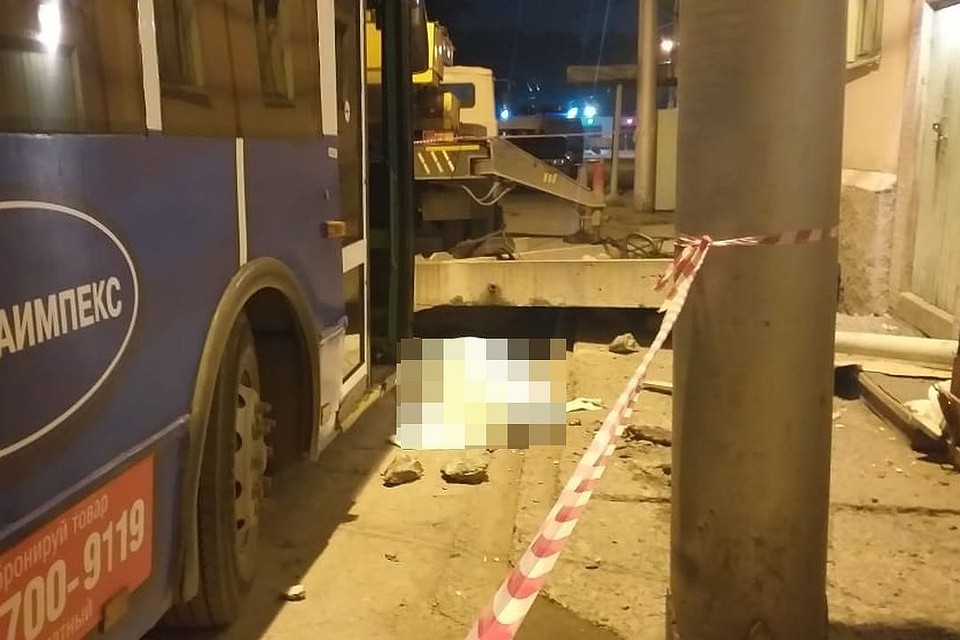 На месте погибла сотрудница троллейбусного депо. Фото: Владислав Савченков.