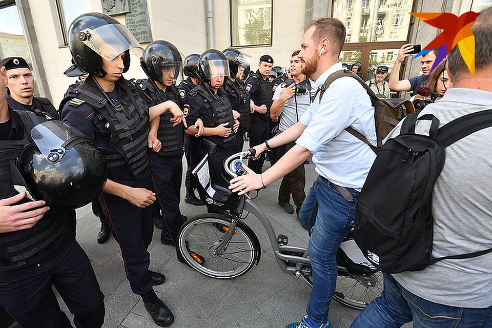 Сотрудники полиции на митинге в Москве. Фото: Виктор ГУСЕЙНОВ