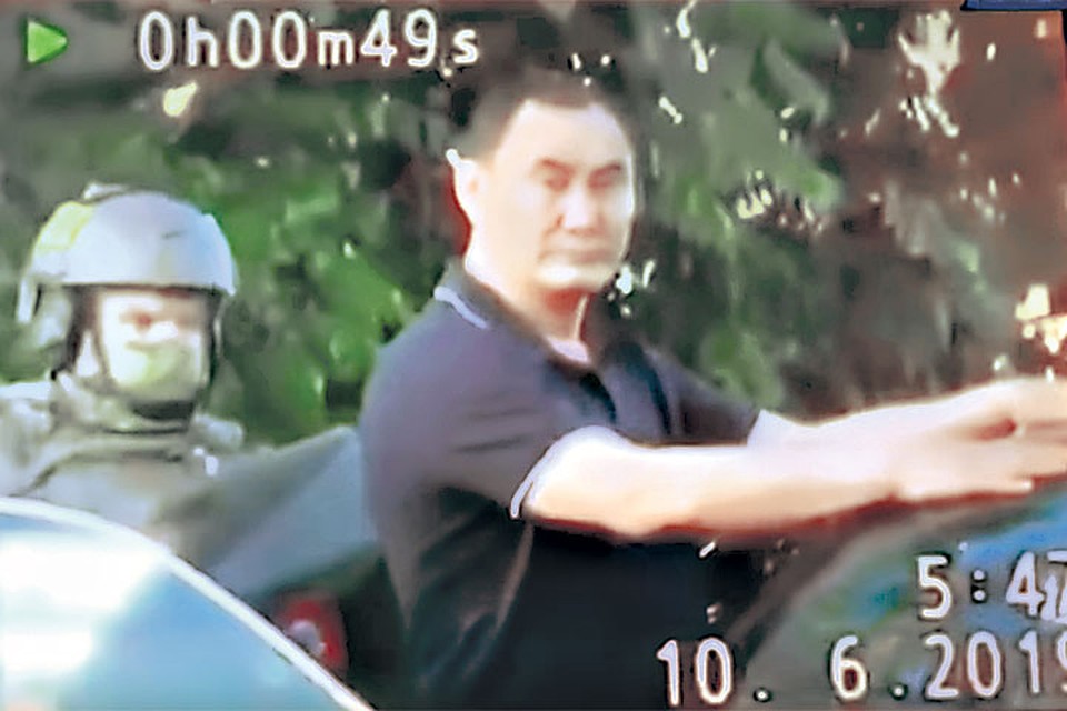 Во время задержания экс-глава Следственного комитета демонстрировал хладнокровие и, казалось, даже любопытство: ну и что дальше? Фото: youtube.com