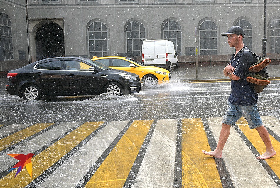 Босоногий пешеход во время ливня в центре Москвы. Фото: Михаил ФРОЛОВ