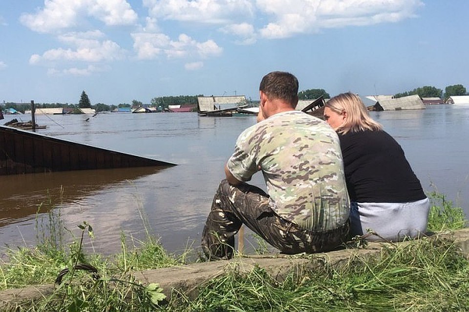 Жители города смотрели на Ию в июне 2019, когда шло первое наводнение. Фото: Николай ТЕКАЛОВ