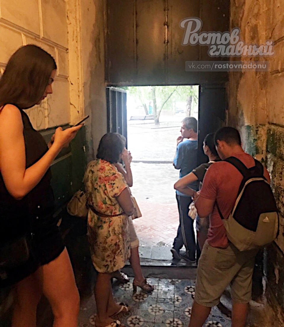 Ростовчанин пустил в подъезд случайных прохожих. Фото: группа вконтакте "Ростов Главный".