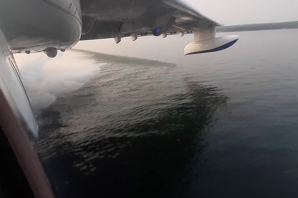 Набор воды Бе-200. Фото: Авиалесоохрана