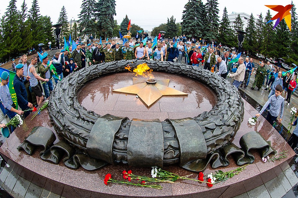Десантники собрались у Вечного огня. Фото: Валерий ЗВОНАРЕВ