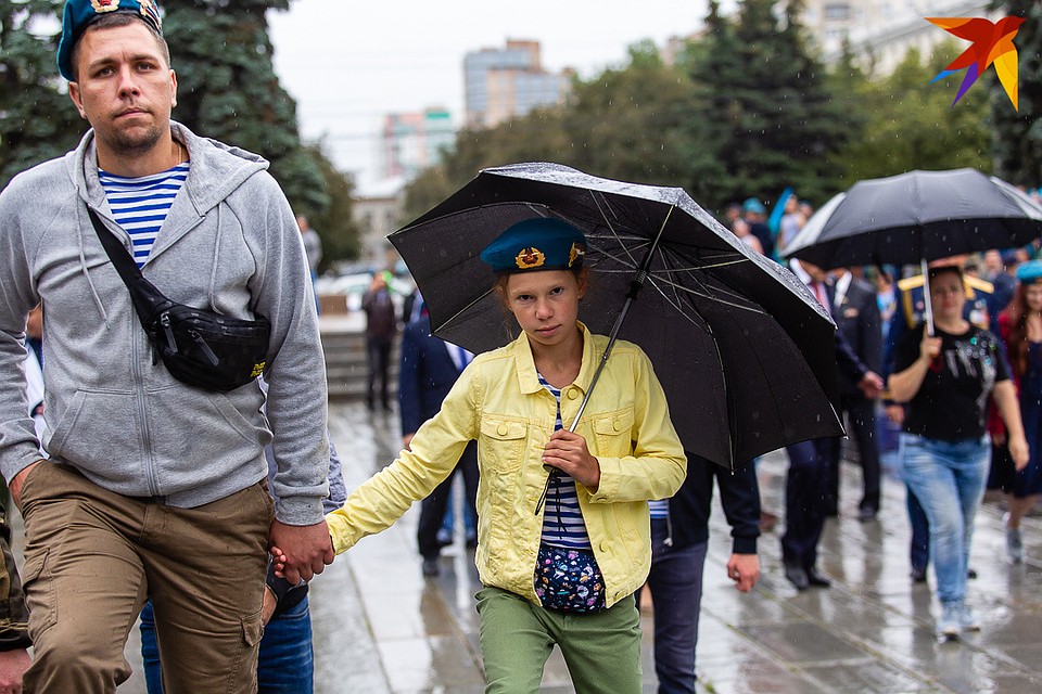 Дождь не помешал десантуре выйти на улицу с детьми. Фото: Валерий ЗВОНАРЕВ
