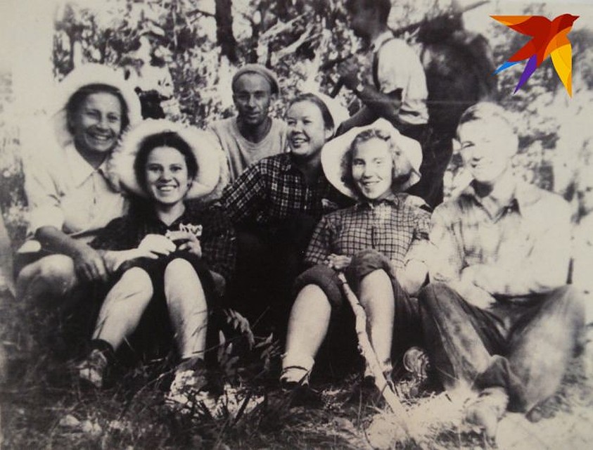 Слева направо: Люда Блинкова, Зина Колмогорова, Павел Тарзин, Нина Ощепкова, Лида Григорьева, Володя Шунин. Рядом стоит Николай Трегубов. Фото: предоставил Павел Тарзин