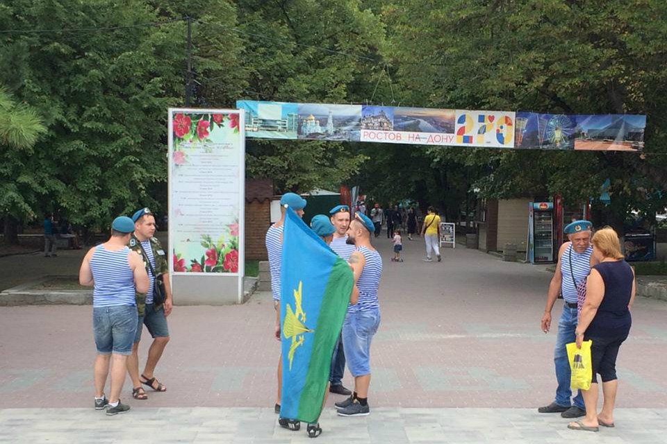 Парк - это главное место встреч десантников. Фото: Алексей ПОПКОВ