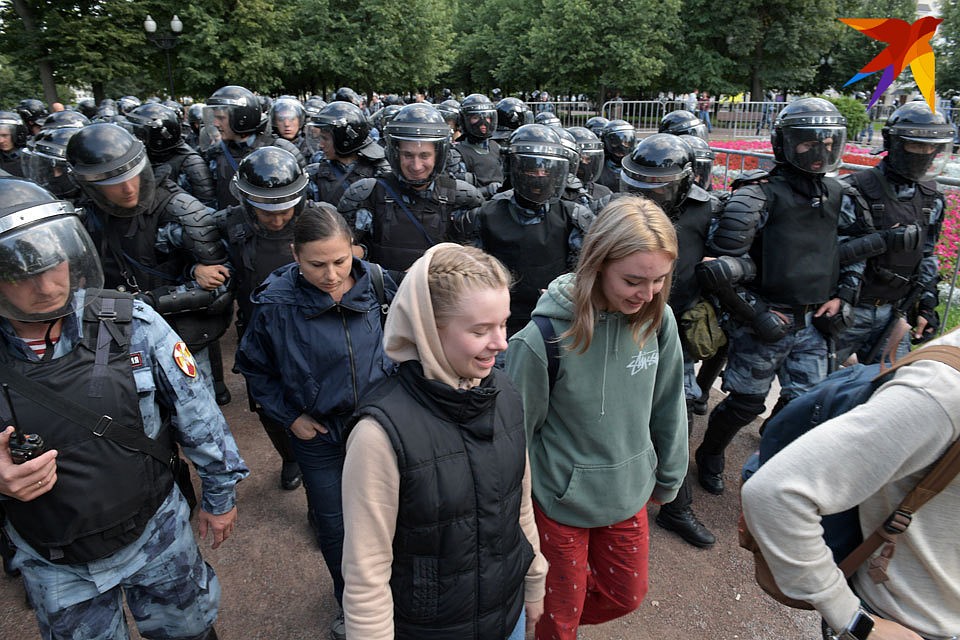 Если задержанные не оказывали сопротивления, их просто провожали в автозак. Фото: Михаил ФРОЛОВ
