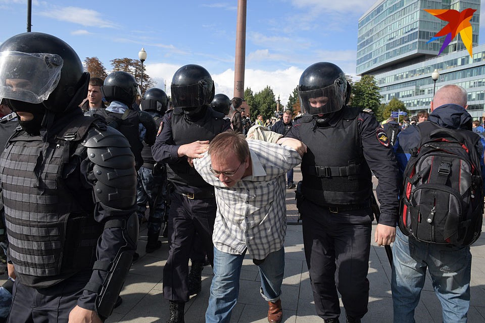 Если митингующий оказывал сопротивление, его "вязали". Фото: Михаил ФРОЛОВ