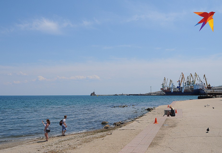 Феодосийский морской порт находится прямо в городе. Фото: Сергей ПОНОМАРЕВ