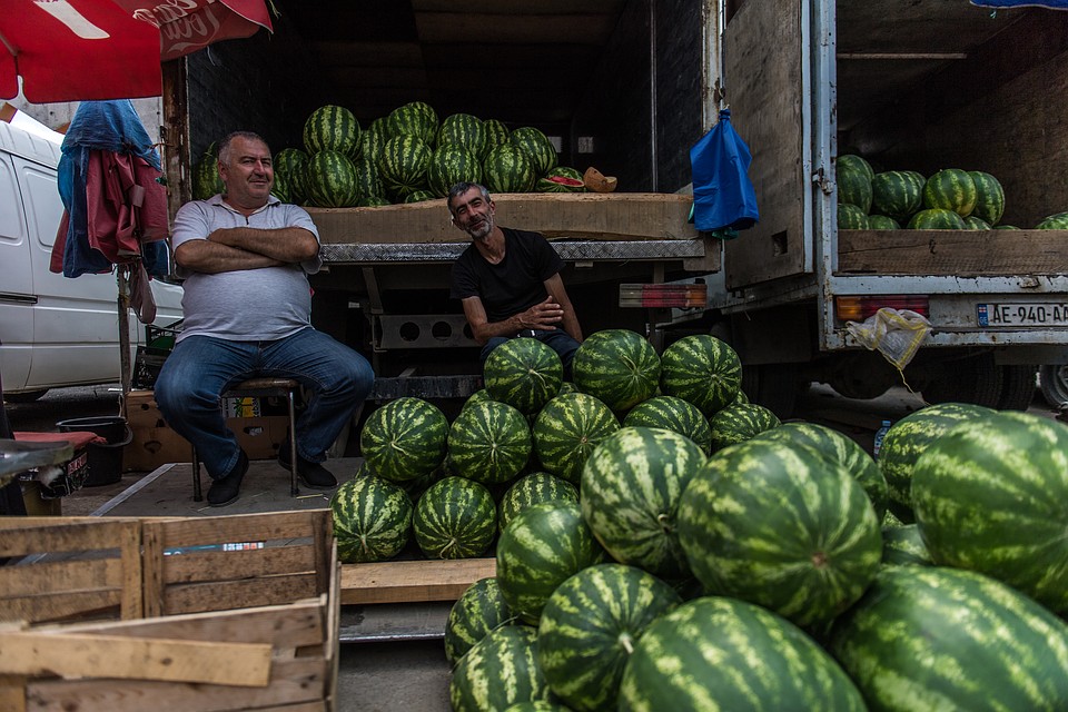 По словам санитарных врачей, вся продукция на официальных точках проходит ветеринарно-санитарную экспертизу. Фото: Виктор ГУСЕЙНОВ