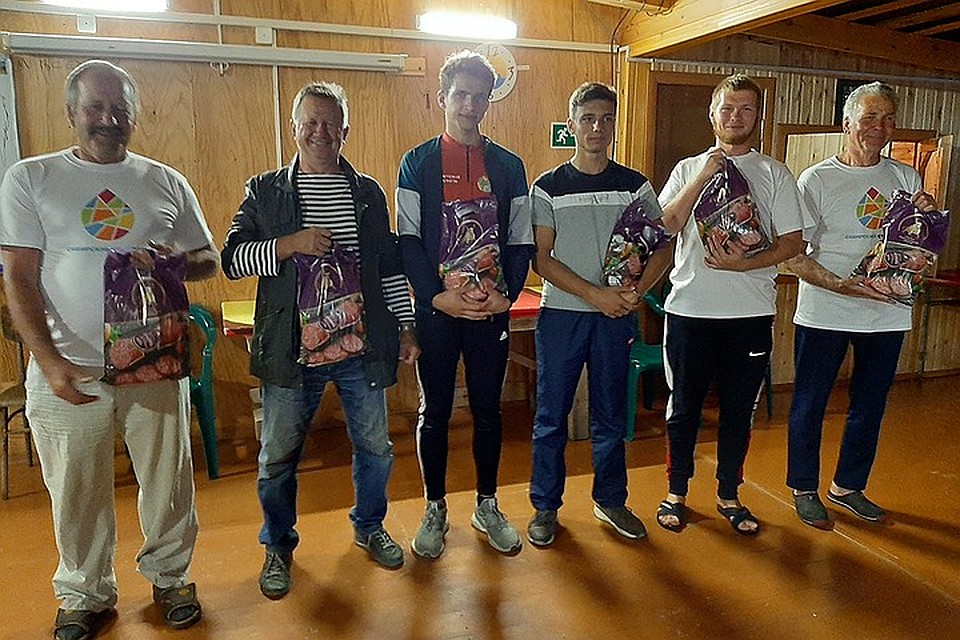 Мужчины-волонтеры получили сытные подарки от "Сибирской продовольственной компании".