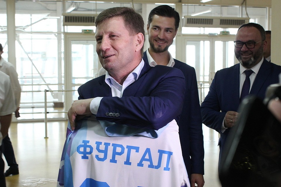 Болеть, так болеть: Сергей Фургал купил абонемент на игры Кубка губернатора Хабаровского края по бенди Фото: Борис КОКУРИН