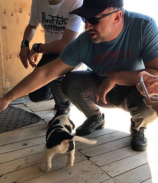 Олег Дерипаска в сочинском приюте «Поводог». Фото из Instagram предпринимателя.