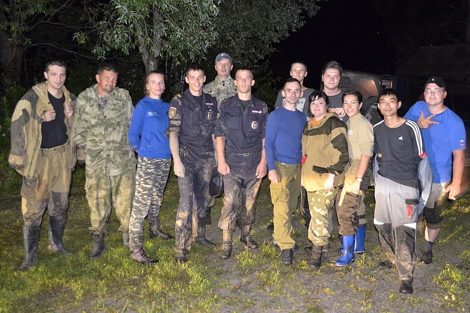 Поисковики и сотрудники полиции (в центре), доставшие бабушку из трясины.