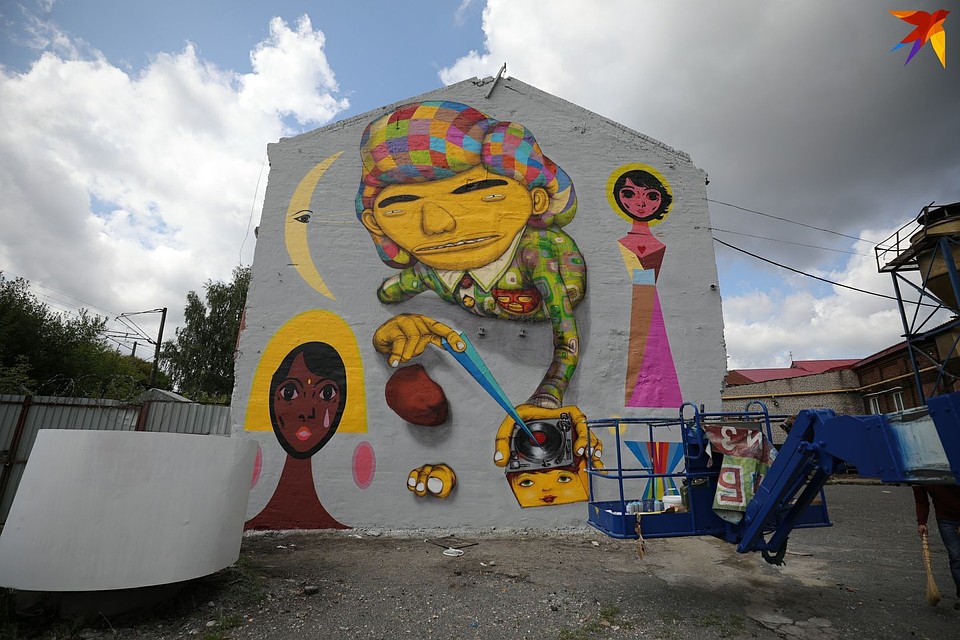 Дуэт OSGEMEOS уже во второй раз нарисовали в Минске желтых человечков Фото: Святослав ЗОРКИЙ