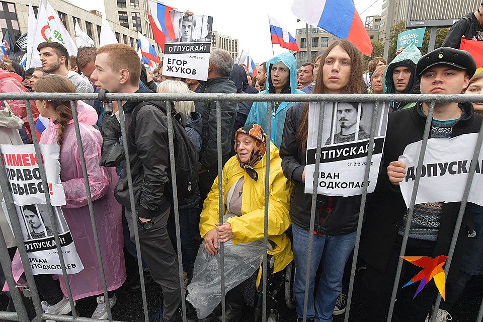 Несколько тысяч человек подтянулись к сцене Фото: Владимир ВЕЛЕНГУРИН