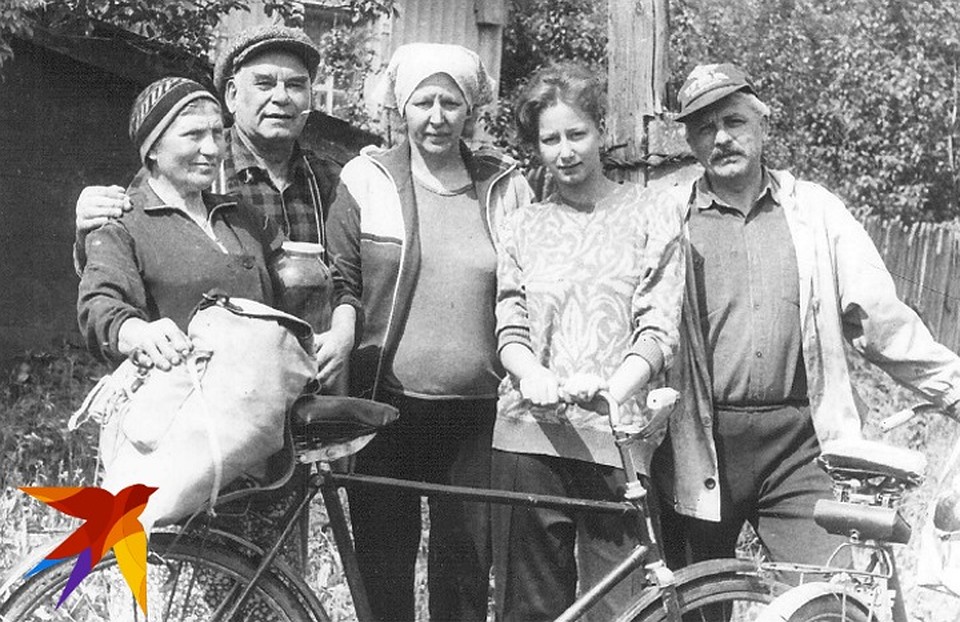 Василий Песков вместе со своими земляками в селе Орлово.