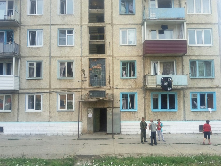Забраться через разбитое окно в квартиру в опустевшем поселке было не так уж и сложно Фото: ИВАНОВА Диана