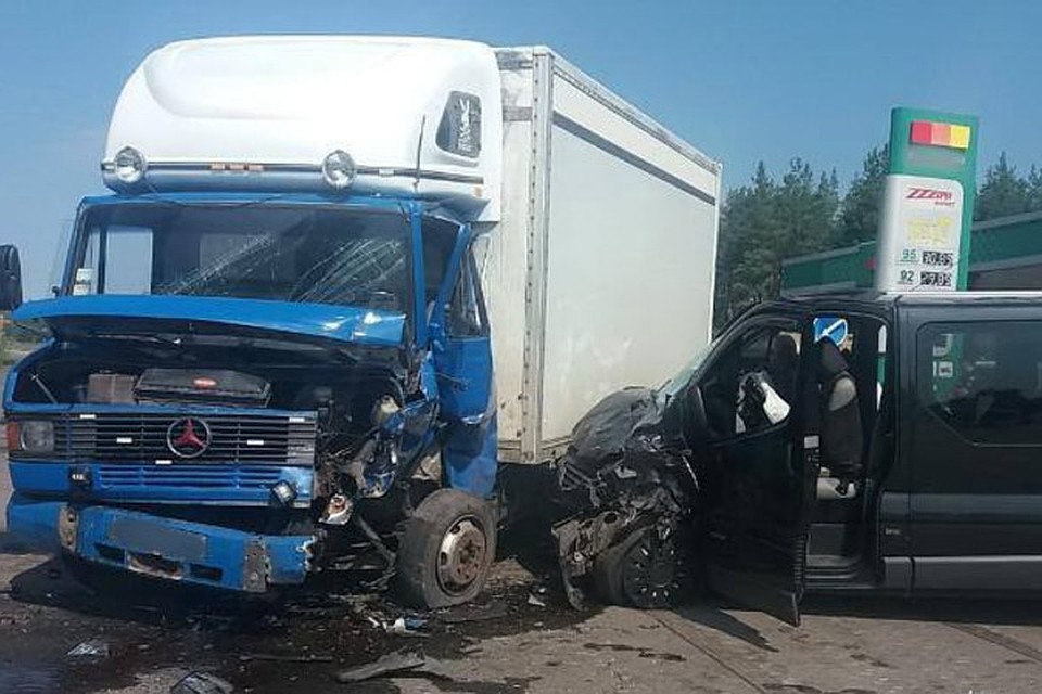 Фура выехала на встречную полосу и врезалась в маршрутку. Фото: Facebook/Татьяна Погукай