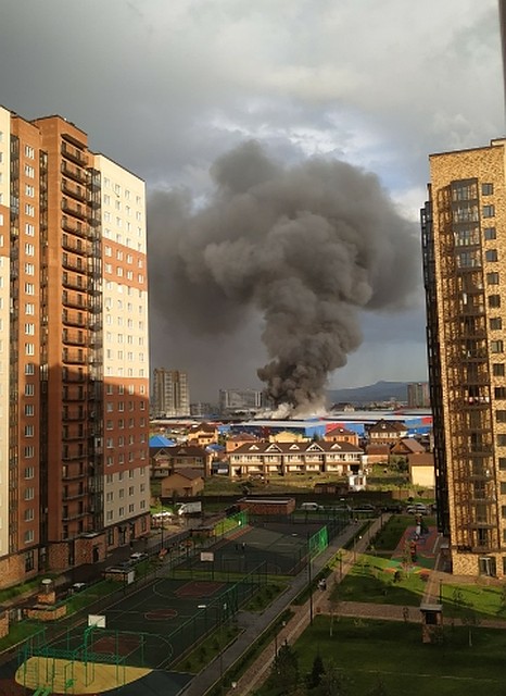 Черный дым не на шутку встревожил жителей города. Фото: Лариса Воронина