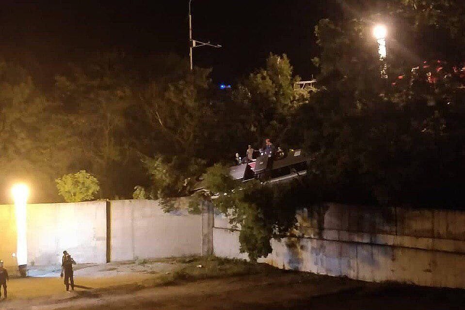 Автобус улетел с обрыва и застрял между бетонным ограждением