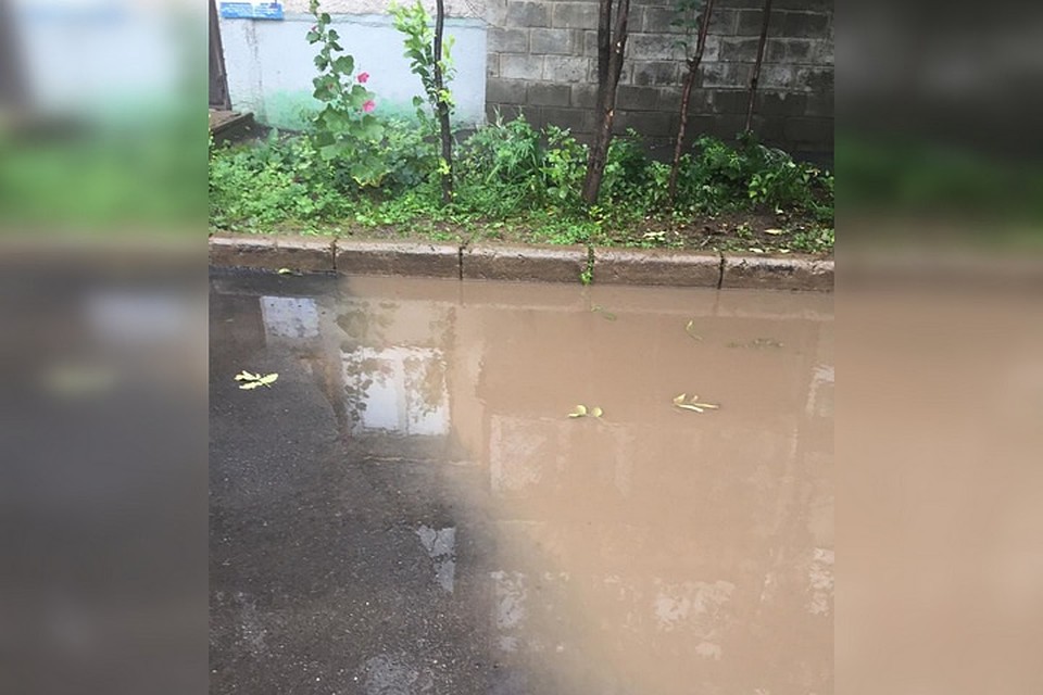 Жильцы уверены, что теперь вода не будет уходить со двора
