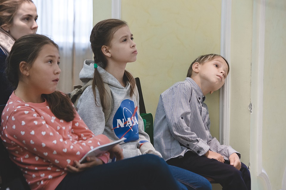 Юные шахматисты следят за ходом турнира Фото: Сергей ГРАЧЕВ