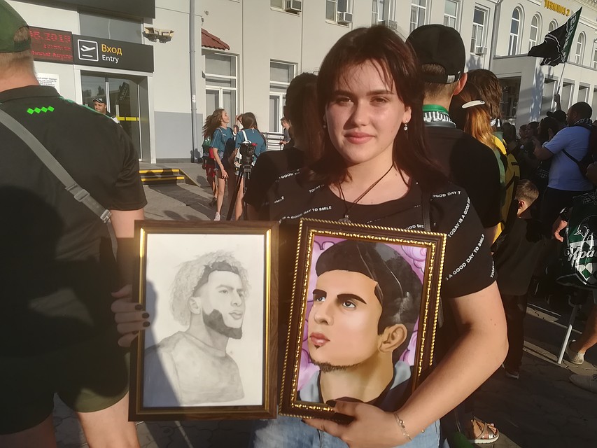 Алина, которая переписывается с Шапи подарила ему портрет, который сама нарисовала Фото: Андрей ГОРЕЛОВ