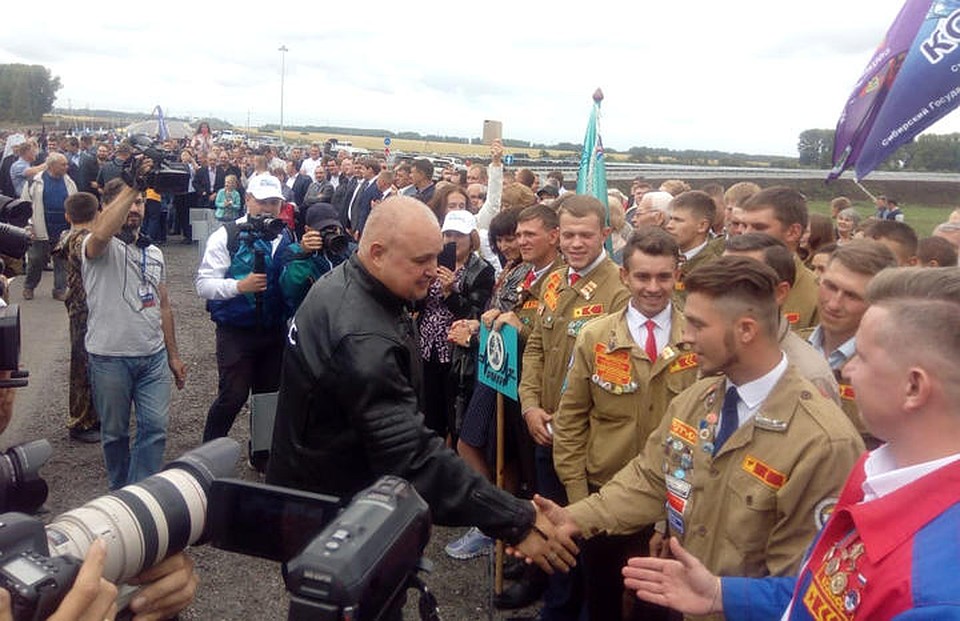 Отдельно Сергей Цивилев поблагодарил стройотрядовцев. ФОТО: Илья Девянин.