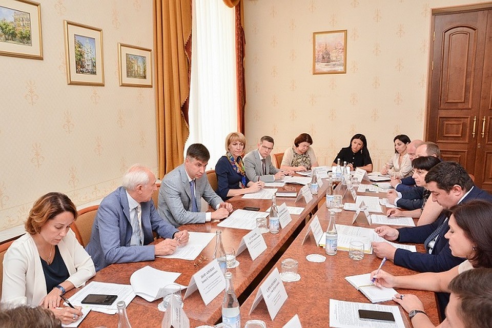 Алексей Логвиненко сделал заявление на совещании по сохранению облика исторического центра. Фото: пресс-служба ростовской администрации
