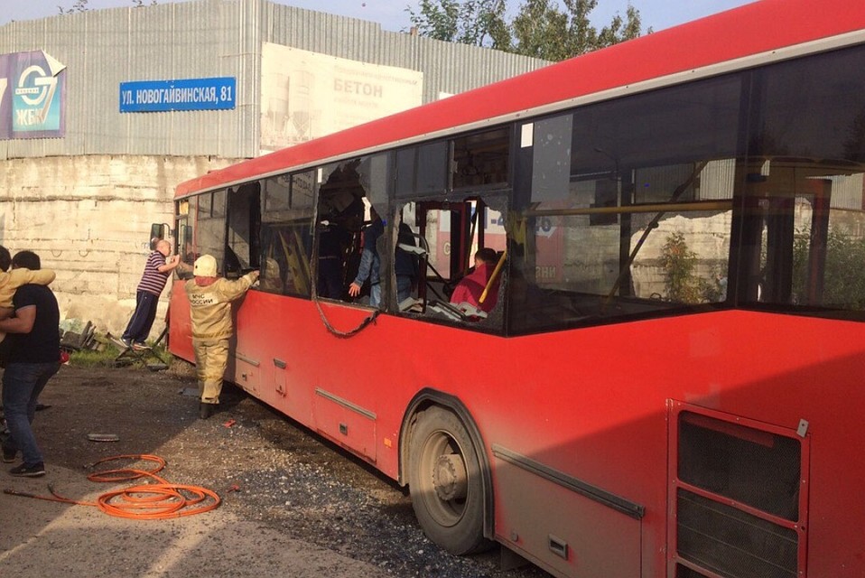 Автобус врезался в стену магазина. Фото: ГИБДД Перми.