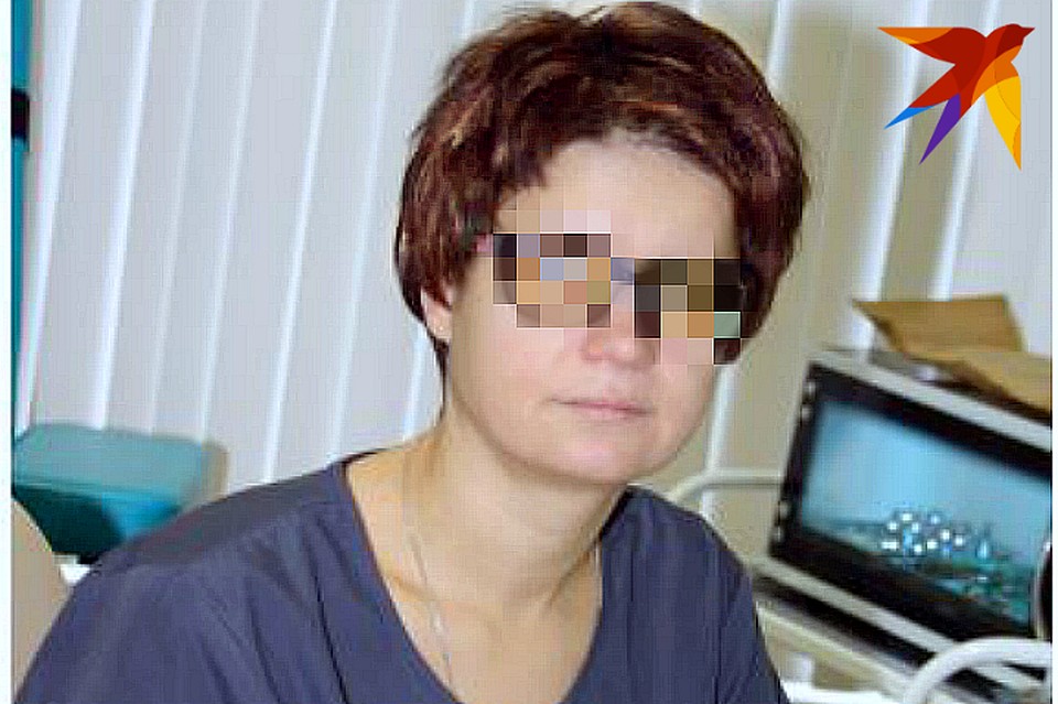Женщина сама работает врачом.