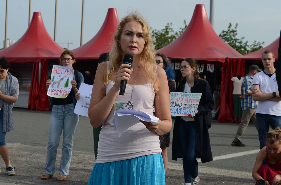 Активистка Инесса Налетова организовала митинг на центральной площади Владивостока Фото: Анастасия ДОРОЖНЯК